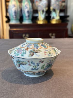 An exceptional Chinese gilt-decorated doucai and famille rose covered bowl with butterflies and floral design, Jiaqing mark and of the period — foto 2