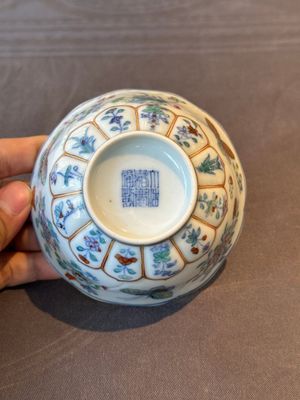 An exceptional Chinese gilt-decorated doucai and famille rose covered bowl with butterflies and floral design, Jiaqing mark and of the period — foto 21