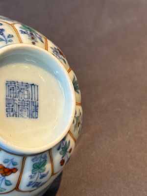 An exceptional Chinese gilt-decorated doucai and famille rose covered bowl with butterflies and floral design, Jiaqing mark and of the period — foto 24