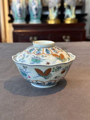 An exceptional Chinese gilt-decorated doucai and famille rose covered bowl with butterflies and floral design, Jiaqing mark and of the period — foto 3