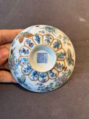 An exceptional Chinese gilt-decorated doucai and famille rose covered bowl with butterflies and floral design, Jiaqing mark and of the period — foto 4