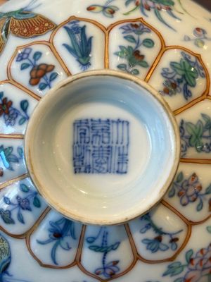 An exceptional Chinese gilt-decorated doucai and famille rose covered bowl with butterflies and floral design, Jiaqing mark and of the period — foto 5