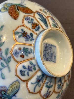 An exceptional Chinese gilt-decorated doucai and famille rose covered bowl with butterflies and floral design, Jiaqing mark and of the period — foto 6