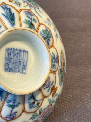An exceptional Chinese gilt-decorated doucai and famille rose covered bowl with butterflies and floral design, Jiaqing mark and of the period — foto 7