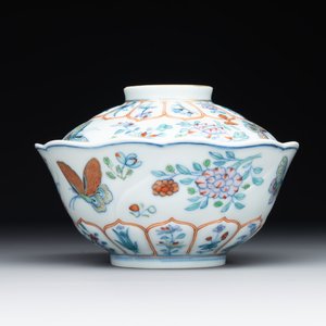 An exceptional Chinese gilt-decorated doucai and famille rose covered bowl with butterflies and floral design, Jiaqing mark and of the period — foto 1