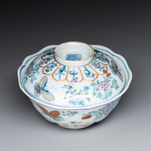 An exceptional Chinese gilt-decorated doucai and famille rose covered bowl with butterflies and floral design, Jiaqing mark and of the period — foto 2