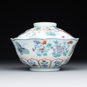 An exceptional Chinese gilt-decorated doucai and famille rose covered bowl with butterflies and floral design, Jiaqing mark and of the period — foto 3