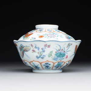An exceptional Chinese gilt-decorated doucai and famille rose covered bowl with butterflies and floral design, Jiaqing mark and of the period — foto 4