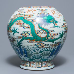 An exceptional Chinese imperial doucai 'dragon' vase, Qianlong seal mark and of the period — 照片 2
