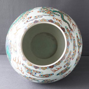 An exceptional Chinese imperial doucai 'dragon' vase, Qianlong seal mark and of the period — 照片 40