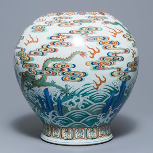 An exceptional Chinese imperial doucai 'dragon' vase, Qianlong seal mark and of the period — 照片 4