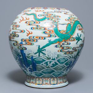 An exceptional Chinese imperial doucai 'dragon' vase, Qianlong seal mark and of the period — 照片 5
