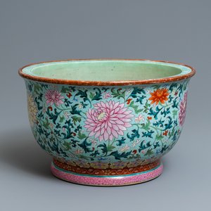 An exceptional Chinese turquoise-ground famille rose jardinière, Qianlong — photo 1
