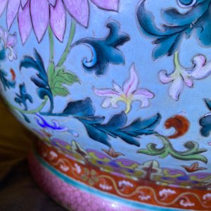 An exceptional Chinese turquoise-ground famille rose jardinière, Qianlong — photo 12