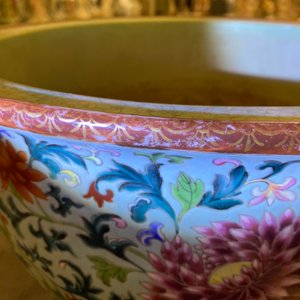 An exceptional Chinese turquoise-ground famille rose jardinière, Qianlong — photo 16