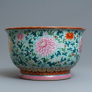 An exceptional Chinese turquoise-ground famille rose jardinière, Qianlong — photo 2