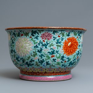 An exceptional Chinese turquoise-ground famille rose jardinière, Qianlong — photo 4