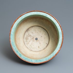 An exceptional Chinese turquoise-ground famille rose jardinière, Qianlong — photo 6