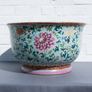 An exceptional Chinese turquoise-ground famille rose jardinière, Qianlong — photo 8