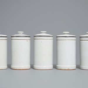 An exceptional collection of 35 French faience albarello-type drug jars, Rouen, France, late 18th C. — 照片 13