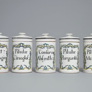 An exceptional collection of 35 French faience albarello-type drug jars, Rouen, France, late 18th C. — 照片 14