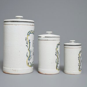 An exceptional collection of 35 French faience albarello-type drug jars, Rouen, France, late 18th C. — 照片 17