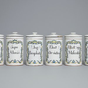 An exceptional collection of 35 French faience albarello-type drug jars, Rouen, France, late 18th C. — 照片 8