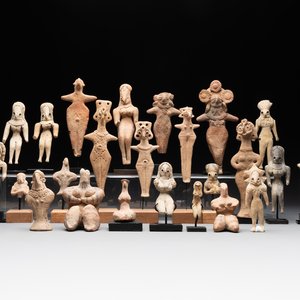 An exceptional collection of terracotta idols, Mehrgarh, Syro-Hittite states and Indus Valley, 35th/3rd C. B.C. — photo 1