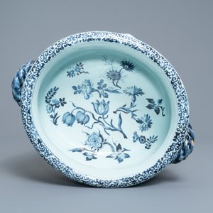 An exceptional Dutch Delft blue and white chinoiserie jardinière, late 17th C. — photo 6