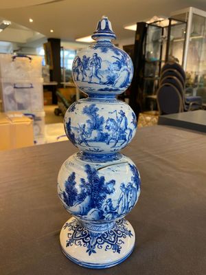 An exceptional Dutch Delft blue and white triple gourd money bank, early 18th C. — photo 3