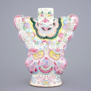 An exceptional famille rose butterfly-shaped vase, 19th C. — photo 1