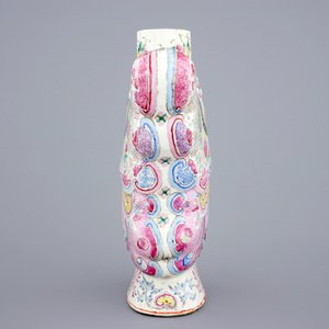 An exceptional famille rose butterfly-shaped vase, 19th C. — photo 2
