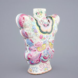An exceptional famille rose butterfly-shaped vase, 19th C. — photo 7