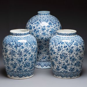 An exceptional large blue and white Dutch Delft garniture of three vases, late 17th/early 18th C. — 照片 1