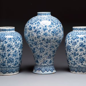 An exceptional large blue and white Dutch Delft garniture of three vases, late 17th/early 18th C. — 照片 2