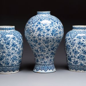 An exceptional large blue and white Dutch Delft garniture of three vases, late 17th/early 18th C. — 照片 3