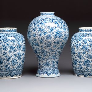 An exceptional large blue and white Dutch Delft garniture of three vases, late 17th/early 18th C. — 照片 4
