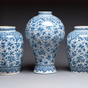 An exceptional large blue and white Dutch Delft garniture of three vases, late 17th/early 18th C. — 照片 5