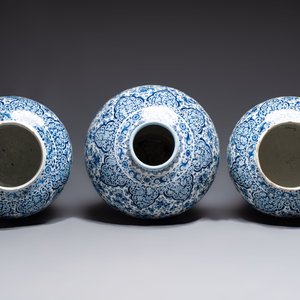 An exceptional large blue and white Dutch Delft garniture of three vases, late 17th/early 18th C. — 照片 6
