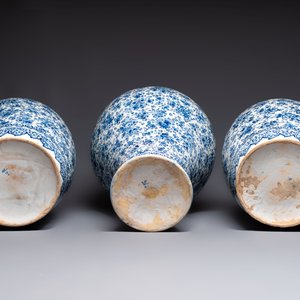 An exceptional large blue and white Dutch Delft garniture of three vases, late 17th/early 18th C. — 照片 7