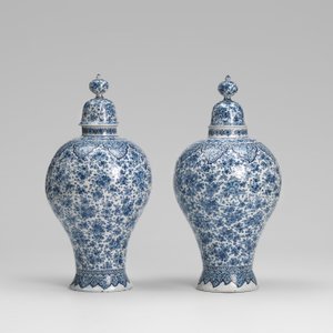 An exceptional large blue and white Dutch Delft garniture of three vases, late 17th/early 18th C. — 照片 8