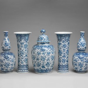 An exceptional large blue and white Dutch Delft garniture of three vases, late 17th/early 18th C. — 照片 10