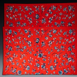 An exceptional large Chinese red-ground felt cloth with silk embroidery of blue and white flowers and peaches, 18/19th C. — 照片 2