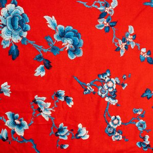 An exceptional large Chinese red-ground felt cloth with silk embroidery of blue and white flowers and peaches, 18/19th C. — 照片 6