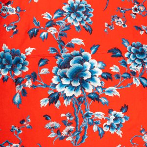 An exceptional large Chinese red-ground felt cloth with silk embroidery of blue and white flowers and peaches, 18/19th C. — 照片 9