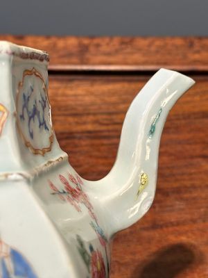 An exceptional large hexagonal Chinese famille rose teapot and cover, Yongzheng — 照片 16