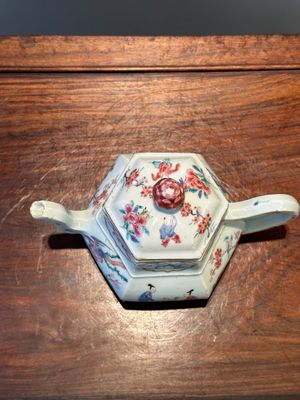 An exceptional large hexagonal Chinese famille rose teapot and cover, Yongzheng — 照片 6