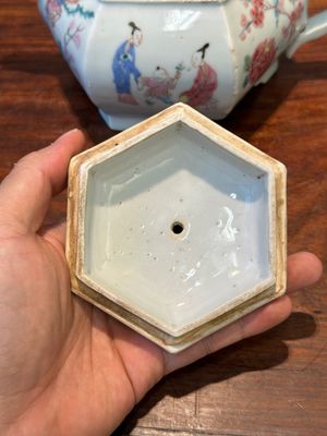 An exceptional large hexagonal Chinese famille rose teapot and cover, Yongzheng — 照片 8