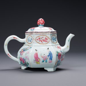An exceptional large hexagonal Chinese famille rose teapot and cover, Yongzheng — 照片 3