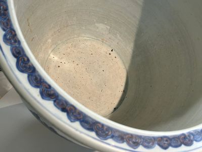 An exceptional massive Chinese blue, white and copper-red fish bowl with antiquities and 'Master of the rocks'-style panels, Kangxi — photo 11